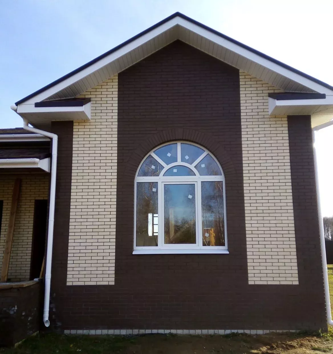 Остекление загородного дома с лучами из профиля - фото - 1