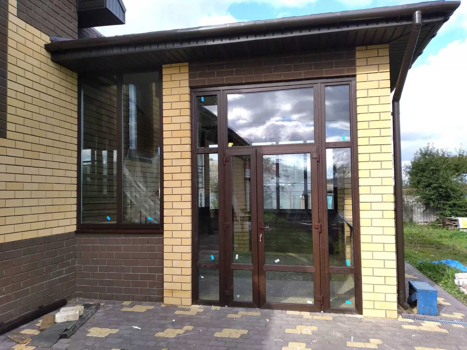 Установка входной группы, веранда в загородном доме - фото - 1