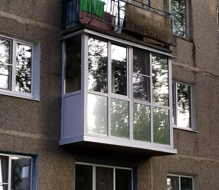 Остекление П-образного балкона в панельном доме - фото - 1