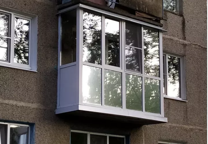 Остекление П-образного балкона в панельном доме - фото - 1