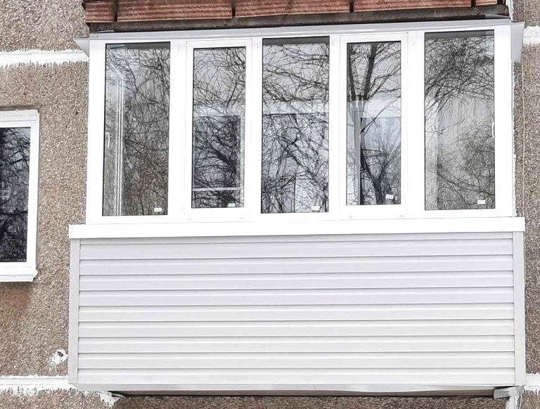 Остекление П-образного балкона в панельном доме с сайдингом - фото - 2