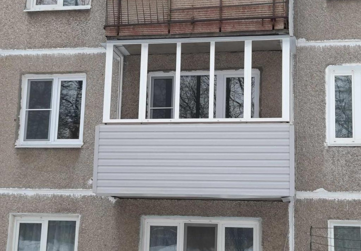 Остекление П-образного балкона в панельном доме с сайдингом - фото - 1