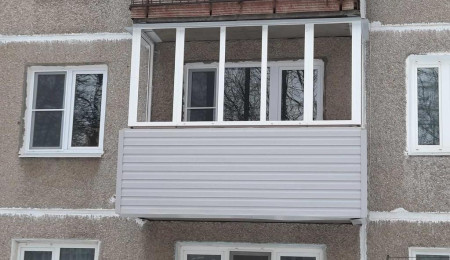 Остекление П-образного балкона в панельном доме с сайдингом - фото - 1