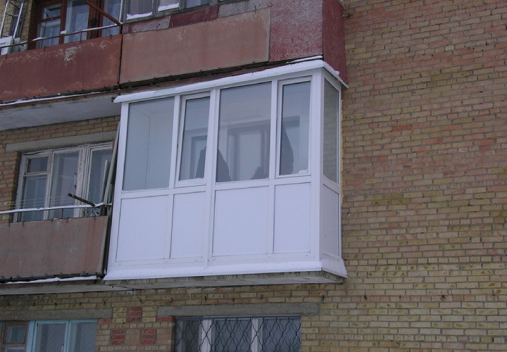 Остекление П-образного балкона в кирпичном доме - фото - 2