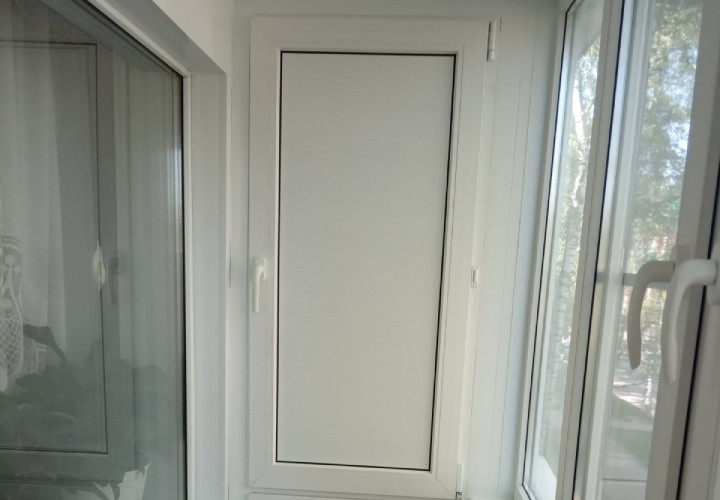 Внутренняя отделка балкона с отсеком для хранения - фото - 4