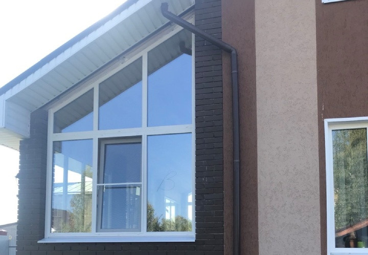 Остекление кирпичного загородного дома окном нестандартной формы - фото - 3