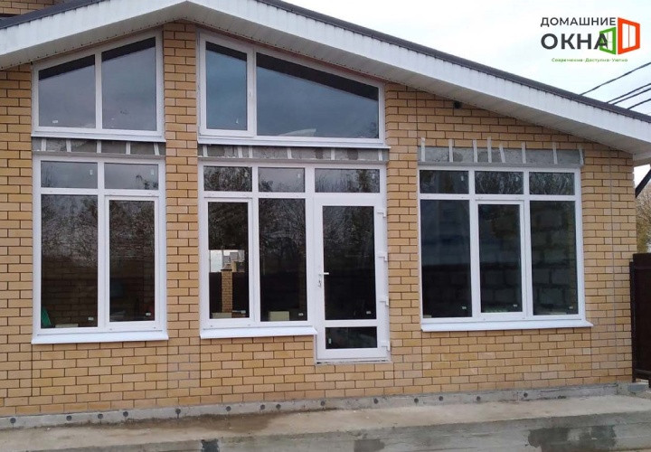 Остекление кирпичного загородного дома классическими и трапециевидными окнами - фото - 2