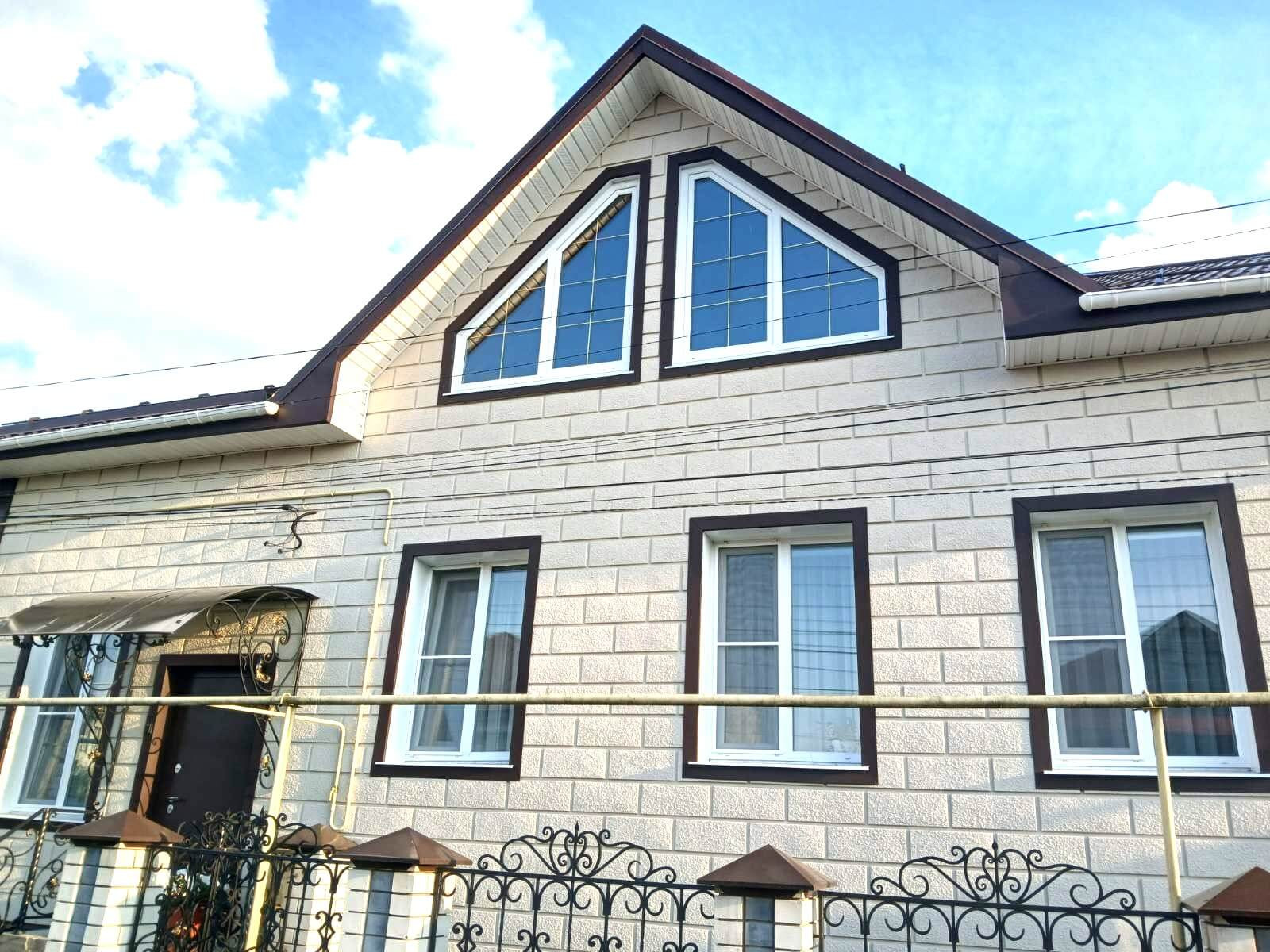 Остекление кирпичного загородного дома классическими и трапециевидными окнами Рехау - фото - 1