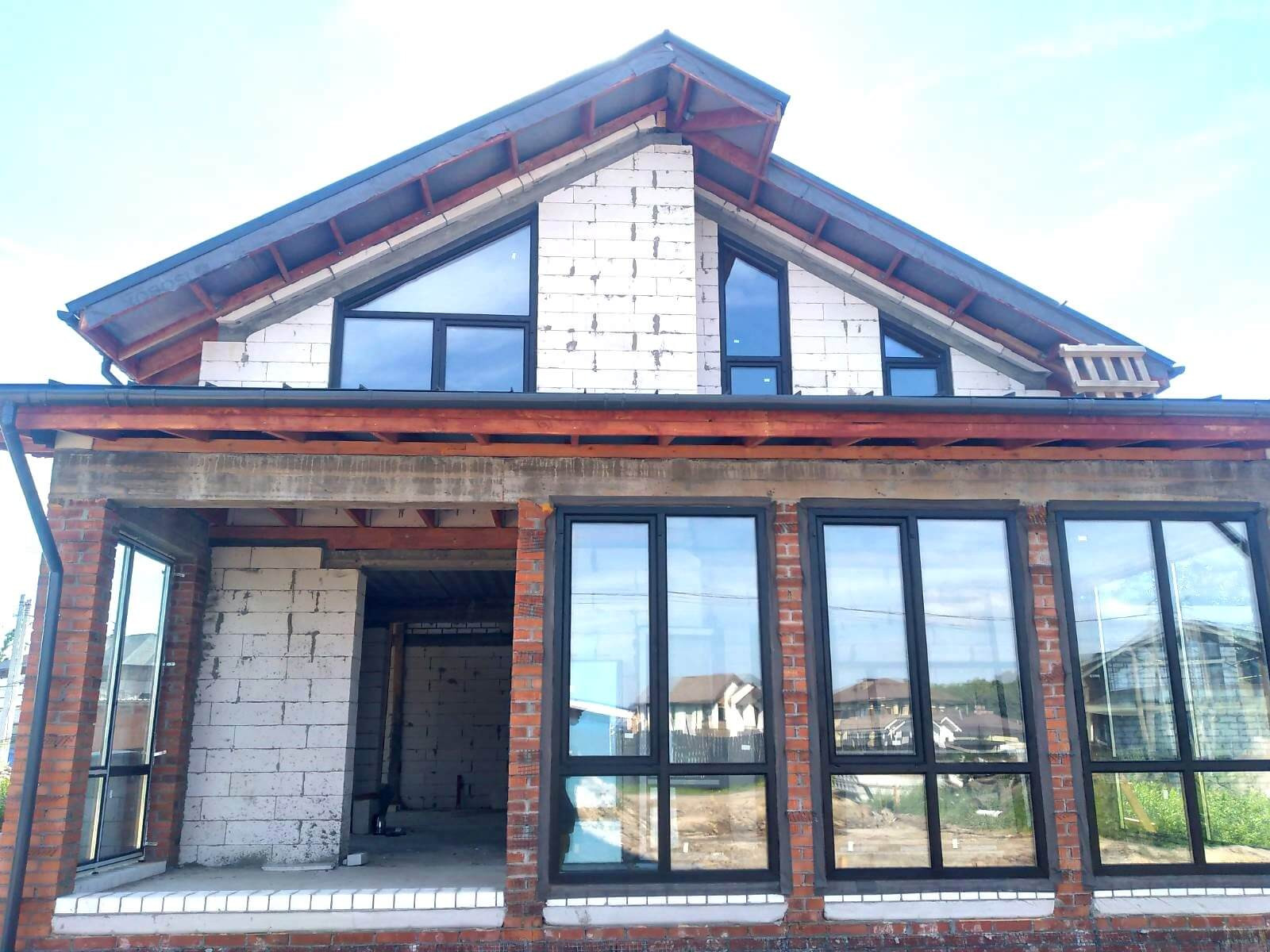 Остекление коттеджа окнами нестандартной формы с двухсторонней ламинарией - фото - 1