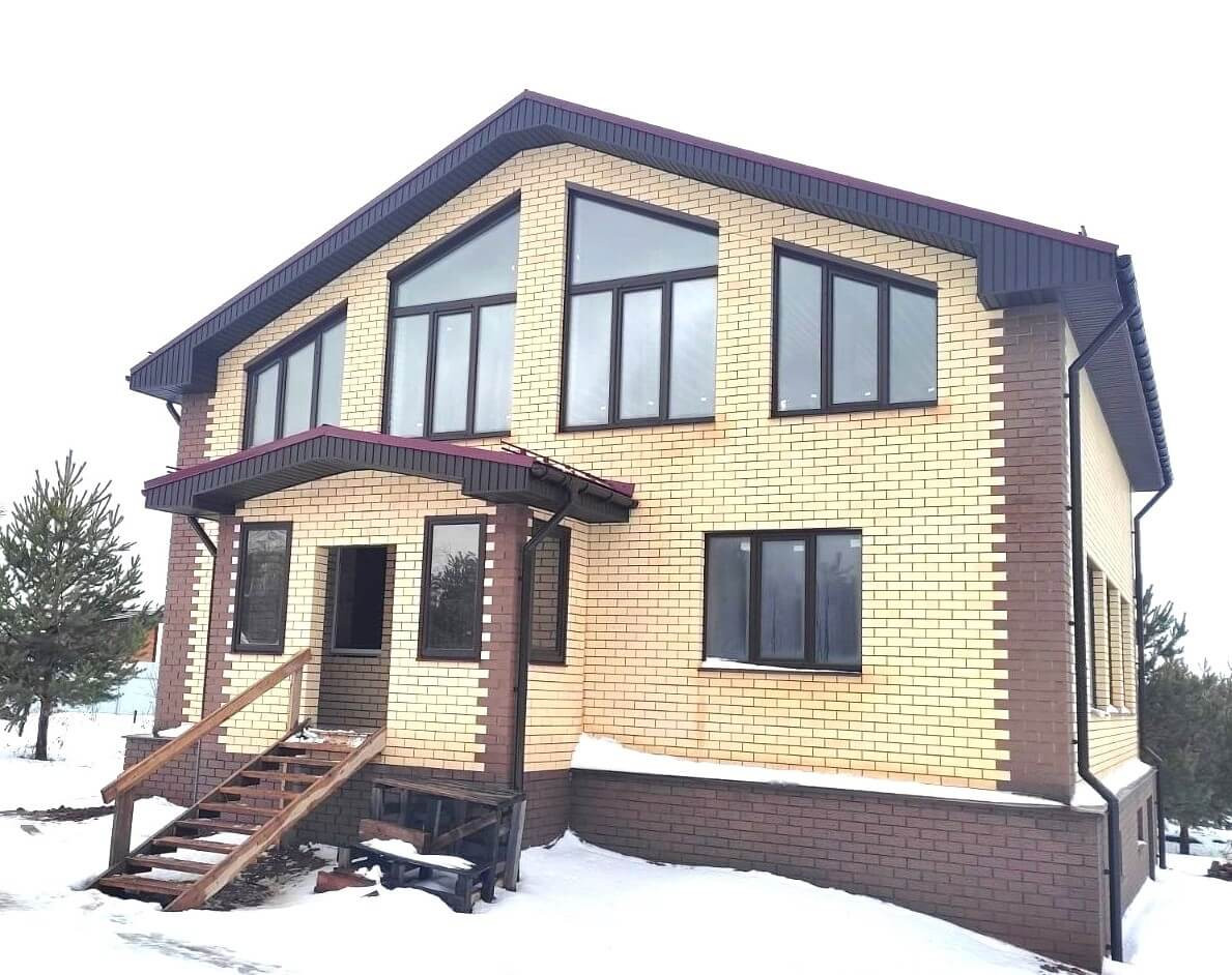 Остекление кирпичного загородного дома окнами Рехау с ламинацией - фото - 1