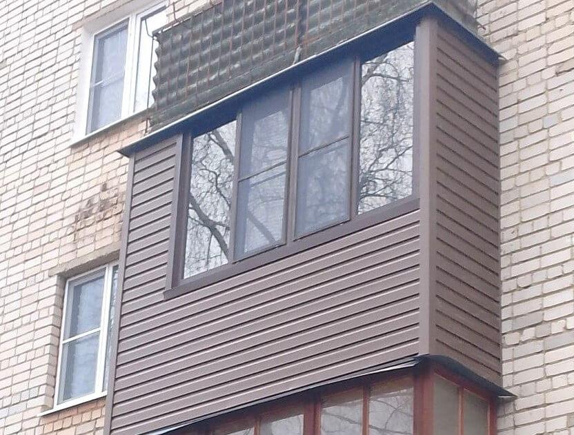 Остекление П-образного балкона в кирпичном доме с сайдингом - фото - 1