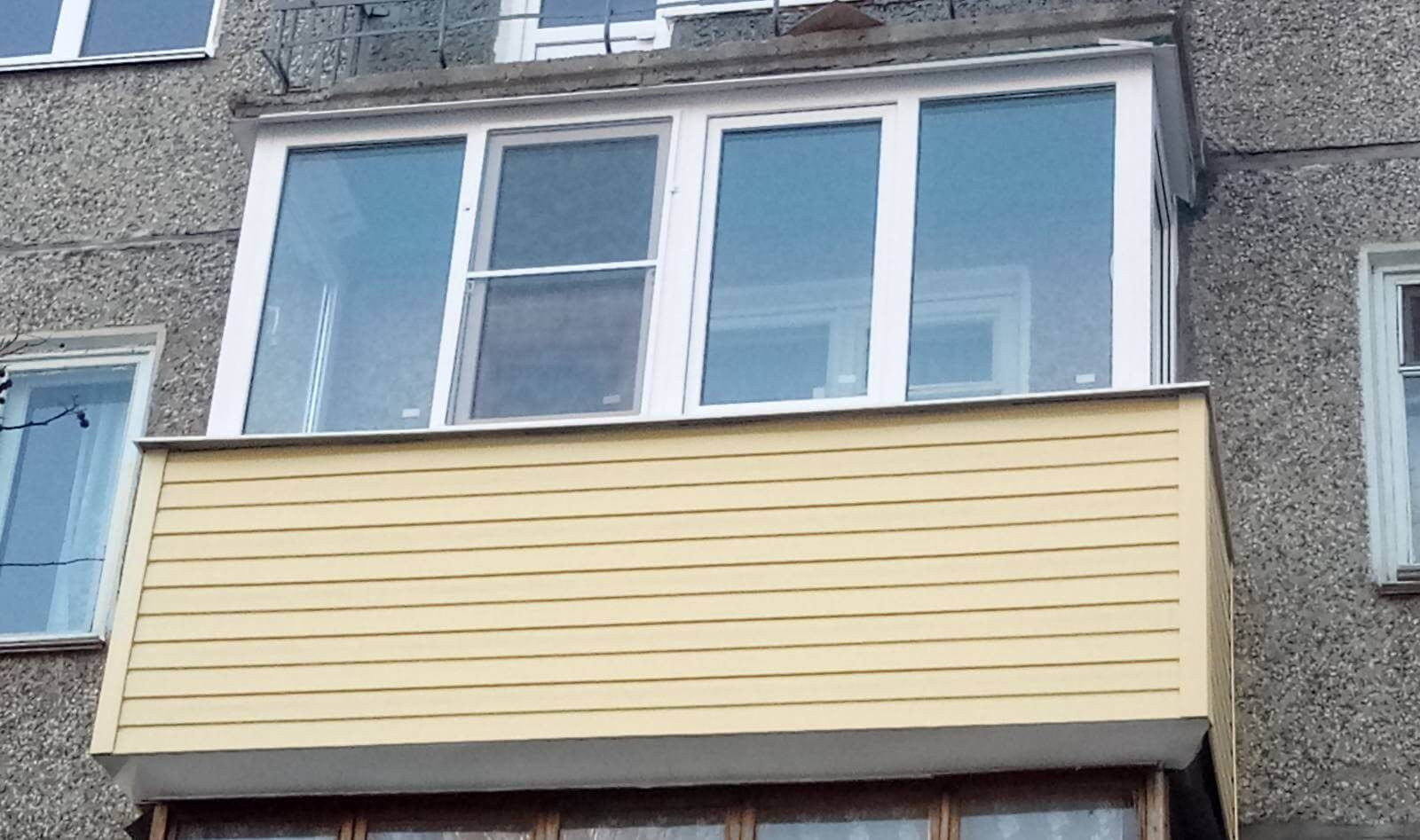 Остекление П-образного балкона окнами Рехау в панельном доме с сайдингом - фото - 1