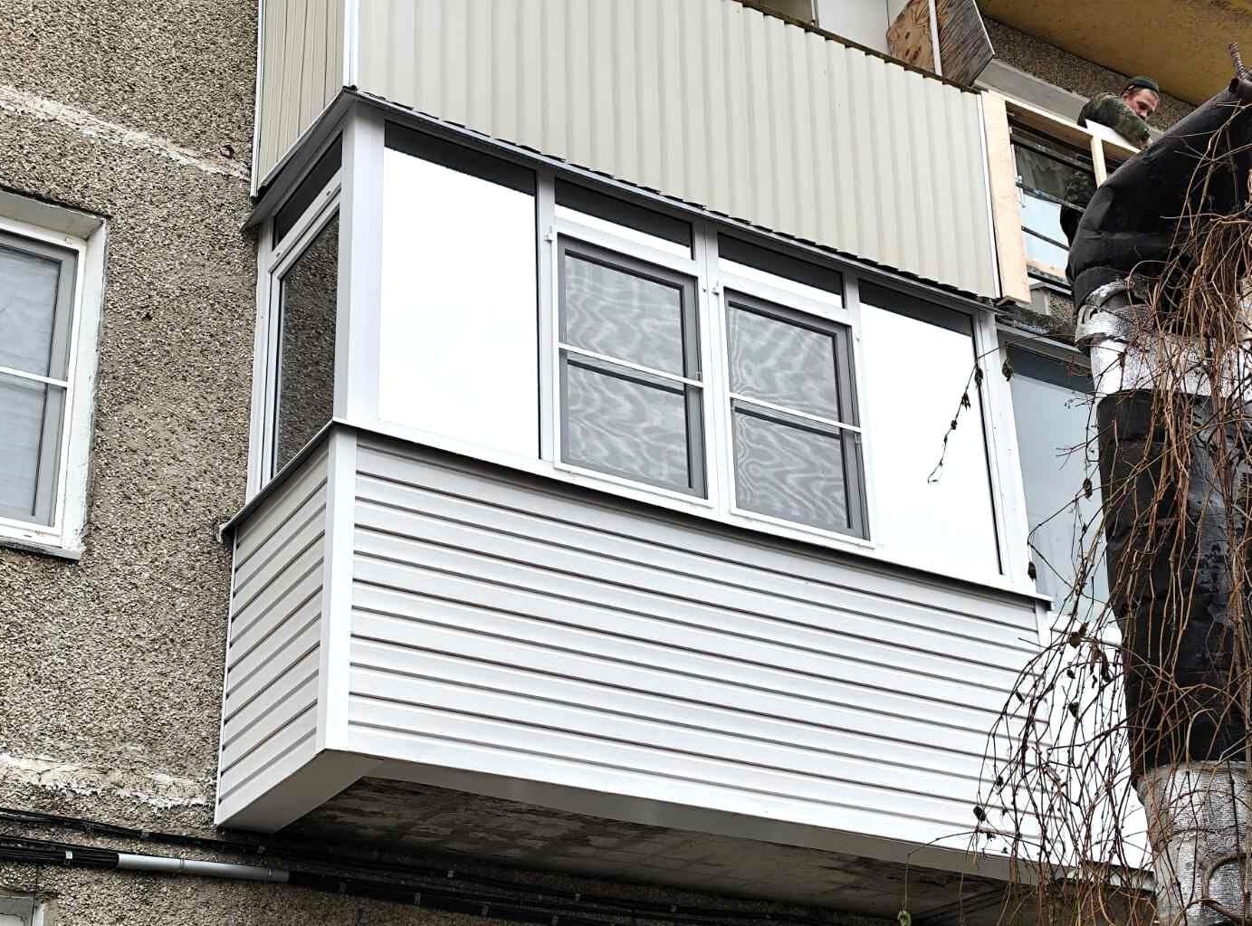 Остекление Г-образного балкона в панельном доме окнами Брусбокс - фото - 1