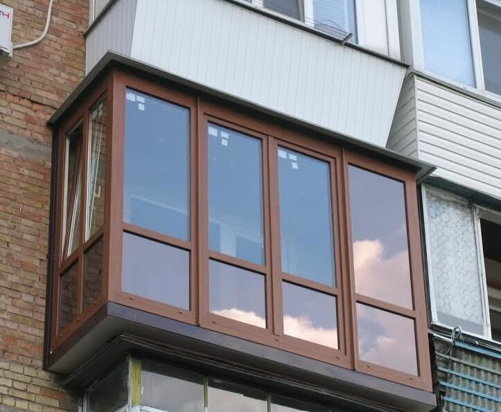 Остекление Г-образного балкона в кирпичном доме - фото - 1