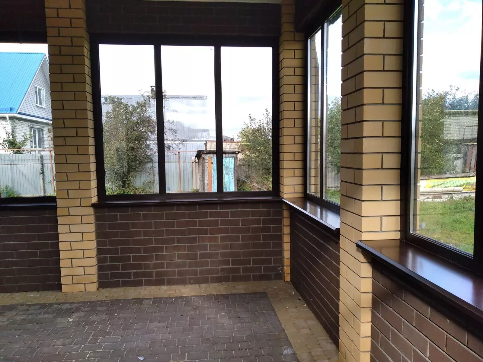 Остекление веранды в загородном доме - фото - 3